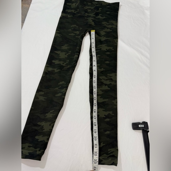 SPANX‎ Women's Seamless Camo Leggings, Green Camo, Size Medium - Picture 6 of 11